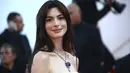 Anne Hathaway berpose untuk fotografer setibanya di pemutaran perdana film 'Armageddon Time' di festival film internasional ke-75, Cannes, Prancis selatan (19/5/2022). Anne Hathaway mengenakan kalung Mediterranean Reverie. (AP Photo/Joel C Ryan)