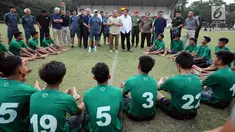 Ketua Umum PSSI, Edy Rahmayadi (tengah) memberi nasehat kepada Timnas Indonesia U-16 usai latihan terakhir di Lapangan Atang Sutresna, Jakarta, Kamis (6/7). Timnas U-16 akan berlaga di Piala AFF U-15 Thailand, 9-22 Juli. (Liputan6.com/Helmi Fithriansyah)