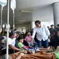 Jokowi mengunjungi korban gempa dan tsunami yang dirawat di rumah sakit darurat di Bandara Mutiara Sis Al-Jufri, Kota Palu, Sulawesi Tengah. (Foto: Setkab)