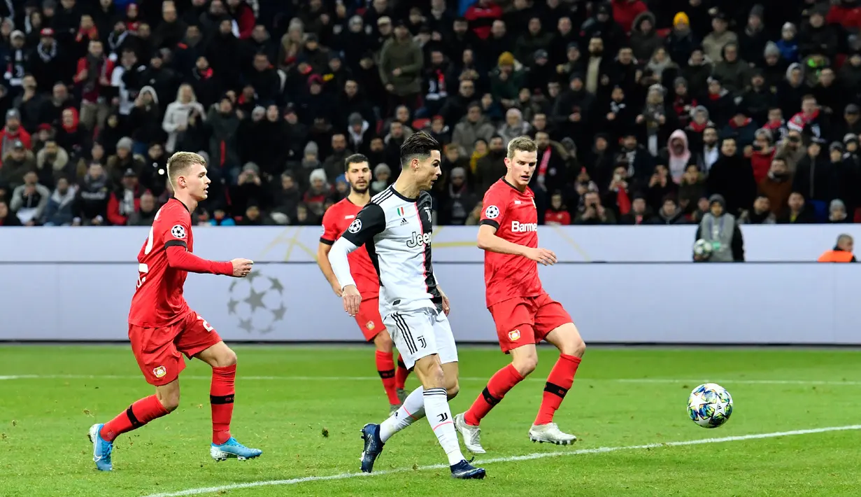 Pemain Juventus Cristiano Ronaldo (tengah) mencetak gol ke gawang Bayer Leverkusen pada pertandingan Grup D Liga Champions di Bay Arena, Leverkusen, Jerman, Rabu (11/12/2019). Gol Ronaldo dan Higuain bawa Juventus menang 2-0. (AP Photo/Martin Meissner)