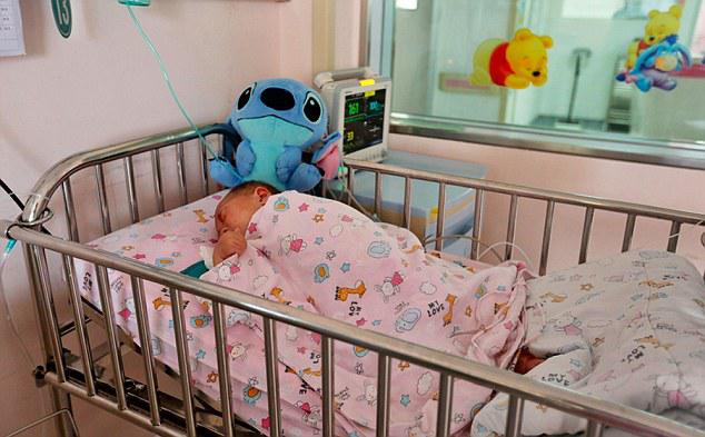 Bayi Shi saat dirawat di rumah sakit di Henan setelah dilukai oleh ayahnya sendiri | Photo: Copyright dailymail.co.uk