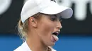 Ekspresi Yulia Putintseva petenis Kazakhstan saat bertanding di putaran ketiga melawan petenis asal Rusia Margarita Gasparyan di Turnamen Australia Open 2016 di Melbourne Park, Australia, (22/1/2016). (AFP PHOTO/WILLIAM WEST)