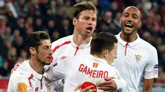 Sevilla bermain 2-2 melawan tuan rumah Shakhtar dalam laga leg pertama semifinal Liga Europa di Stadion Arena Lviv, Lviv, Ukraina, Jumat (29/4/2016) dini hari WIB. (AFP/Janek Skarzynski)