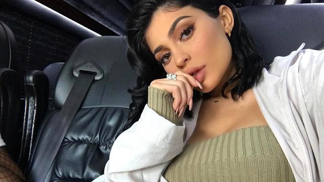 Muncul Lagi Usai Melahirkan Kylie Jenner Jalan Jalan Tanpa Sang