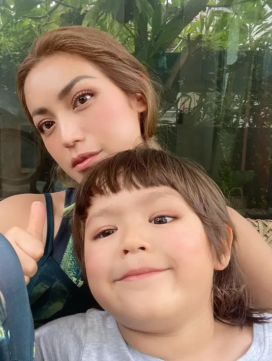 Menyadari statusnya sebagai orangtua tunggal, Jedar yang harus menjadi ibu sekaligus ayah bagi El Barack harus kuat. Ia ingin menunjukan pada anak laki-laki tampan itu bahwa ia bisa menjalankan kedua peran tersebut. (Instagram/inijedar)