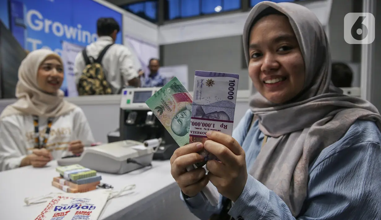 Warga menunjukkan uang rupiah baru usai melakukan penukaran di Hall Basket, Kompleks Gelora Bung Karno, Senayan, Jakarta, Jumat (21/3/2025). (Liputan6.com/Angga Yuniar)