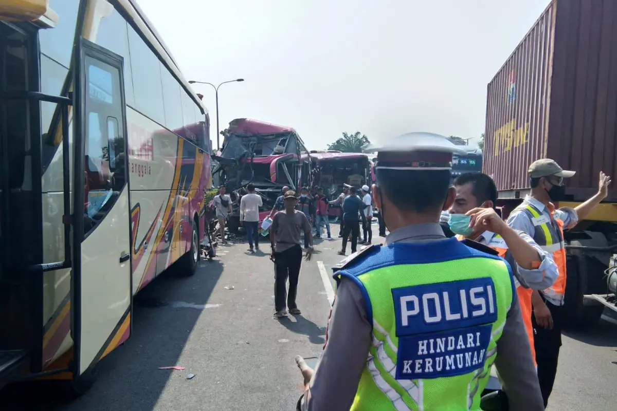 Empat bus pariwisata PO Komara yang membawa rombongan peziarah alami kecelakaan beruntun di KM 69 Tol Tangerang-Merak sekitar pukul 08.30 WIB tadi pagi, Sabtu (16/10/2021).