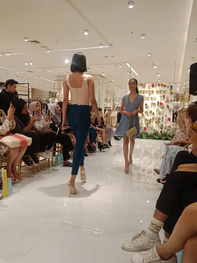 Cantiknya Pilihan Koleksi Outfit Minimalis Kallula dan Mawar Eva