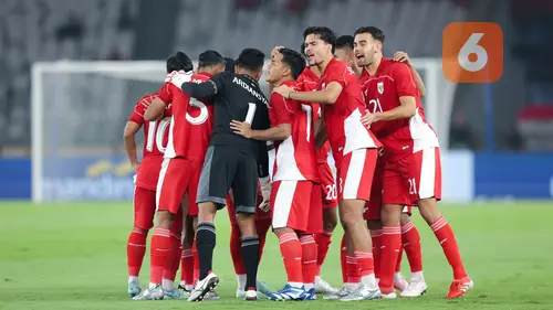 Para pemain Timnas Indonesia U-23 melakukan tos dalam laga Grup A Piala AFF U-23 2025 melawan Brunei di Stadion Utama Gelora Bung Karno (SUGBK), Senayan, Jakarta, Selasa (15/07/2025). (Bola.com/M Iqbal Ichsan)