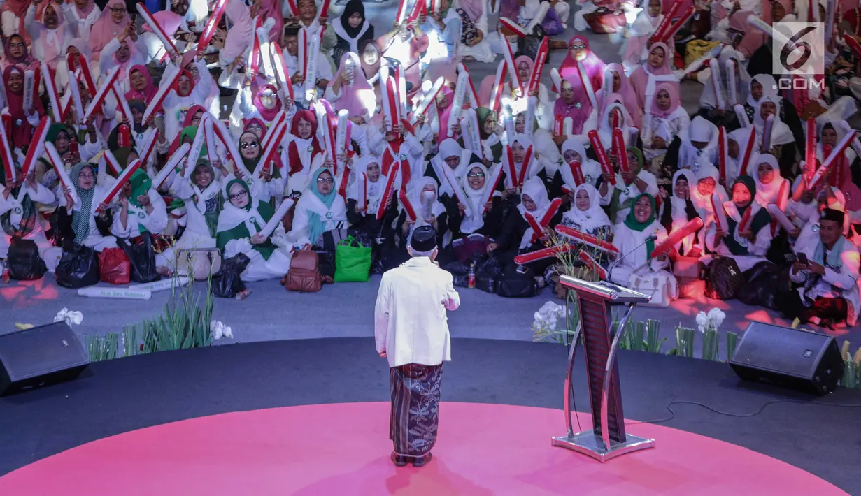 Cawapres nomor urut 01 Ma'ruf Amin memberi sambutan dalam deklarasi Arus Baru Muslimah di Istora Senayan,  Jakarta, Minggu (24/2). Massa Arus Baru Muslimah serentak mengenakan pakaian berwarna merah putih. (Liputan6.com/Faizal Fanani)