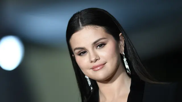 Lama tak terlihat, Selena Gomez tampil Anggun dengan busana serba hitam