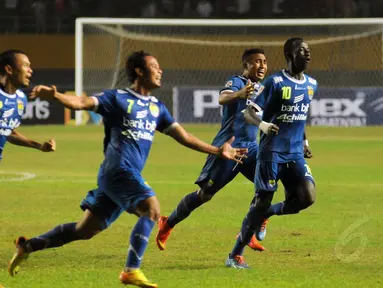 Sejumlah pemain Persib Bandung berlarian usai mengalahkan Persipura Jayapura di Stadion Gelora Sriwijaya, Palembang, (7/11/2014). (Liputan6.com/Helmi Fithriansyah)