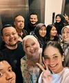 Enzy Storia telah menikah dan saat ini turut pindah ke Amerika mengikuti sang suami yang bekerja sebagai seorang diplomat. Baru saja, Enzy mengunggah beberapa foto kebersamaannya bersama keluarganya. Mari kita simak di sini. Foto: Instagram.