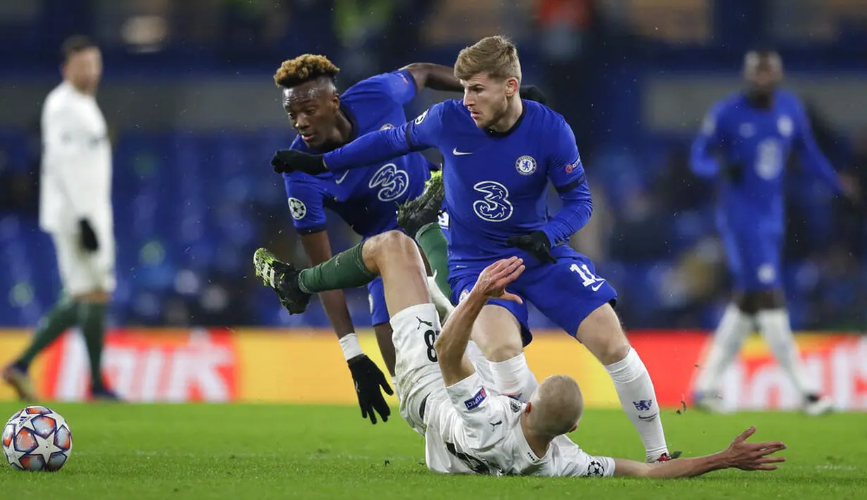 Striker Chelsea, Timo Werner, berusaha melawati pemain  Krasnodar, Igor Smolnikov, pada laga Liga Champions di Stadion Stamford Bridge, Rabu (9/12/2020). Kedua tim bermain imbang 1-1. (AP Photo/Kirsty Wigglesworth, Pool)