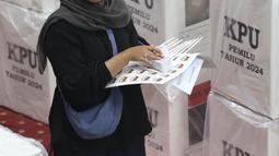 KPU Jakarta Pusat mulai mendistribusikan kotak suara beserta logistik Pemilu 2024. (merdeka.com/Imam Buhori)