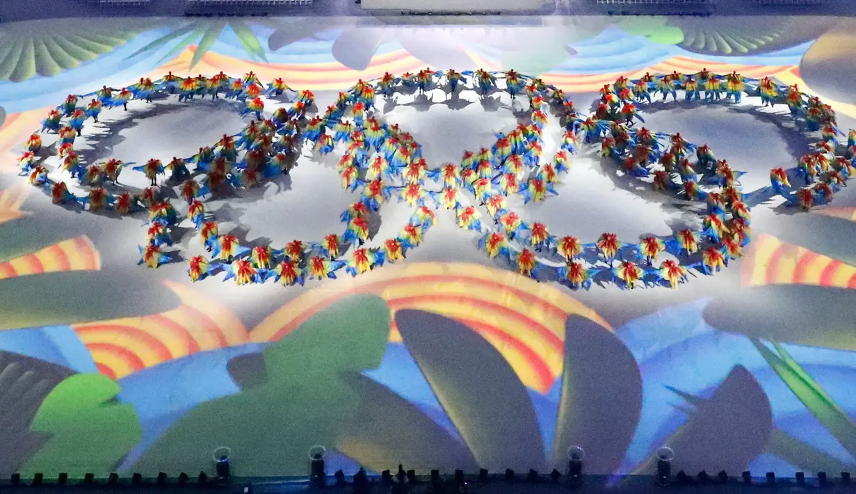 Atraksi konfigurasi logo olimpiade pada upacara penutupan Olimpiade Rio 2016 di Stadion Maracana, Rio de Janeiro, Minggu (21/8). Upacara penutupan olimpiade itu menampilkan berbagai seni tari dan musik yang sangat memanjakan mata (REUTERS/Fabrizio Bensch)