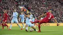 Liverpool berusaha bangkit pada babak kedua dan mulai ganti memberi tekanan terhadap Manchester City. (AP/Peter Byrne)