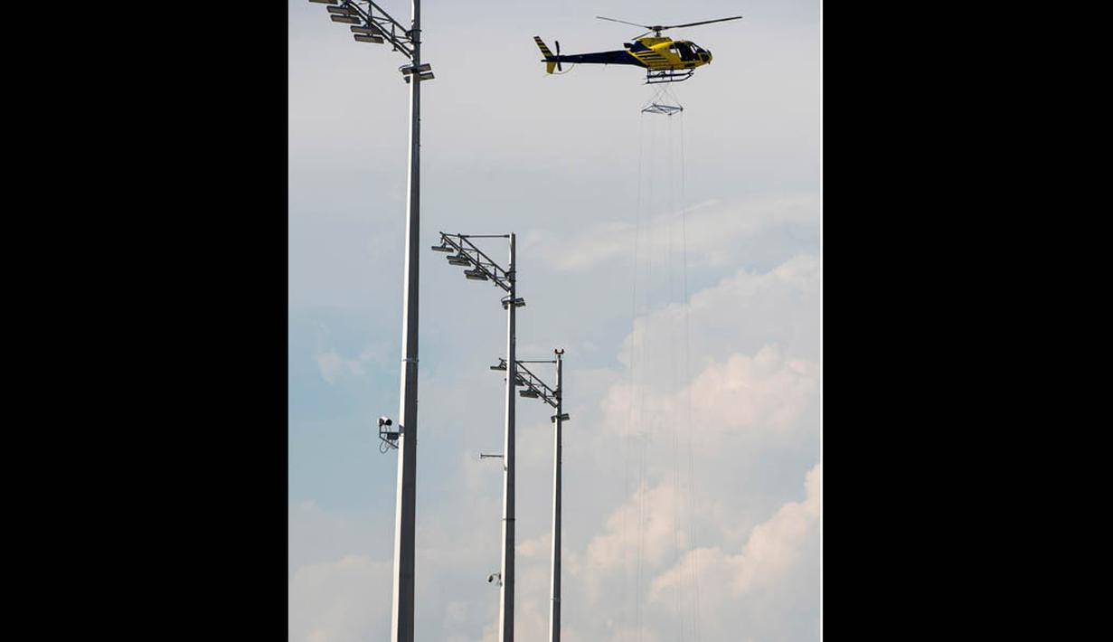 Sebuah helikopter saat membantu mengangkat pianis Jerman, Stefan Aaron untuk memainkan piano di atas 'karpet terbang', Rabu (23/7/14). (REUTERS/Lukas Barth) 