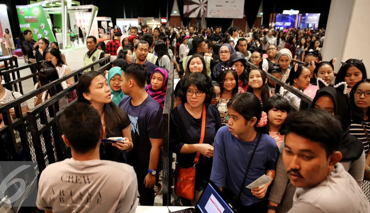 Ratusan fans Ariana Grande mengantri untuk masuk dan menyaksikan konser Ariana Grande bertajuk ‘The Honeymoon Tour ‘ di JIExpo Kemayoran Hall B-C, Jakarta, Rabu (26/8/2015). (Liputan6.com/Faisal R Syam)