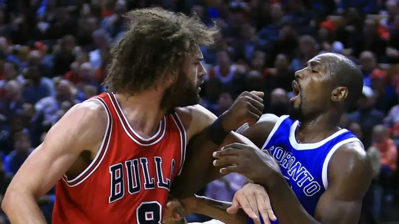 Serge Ibaka Bahu Hantam dengan Robin Lopez