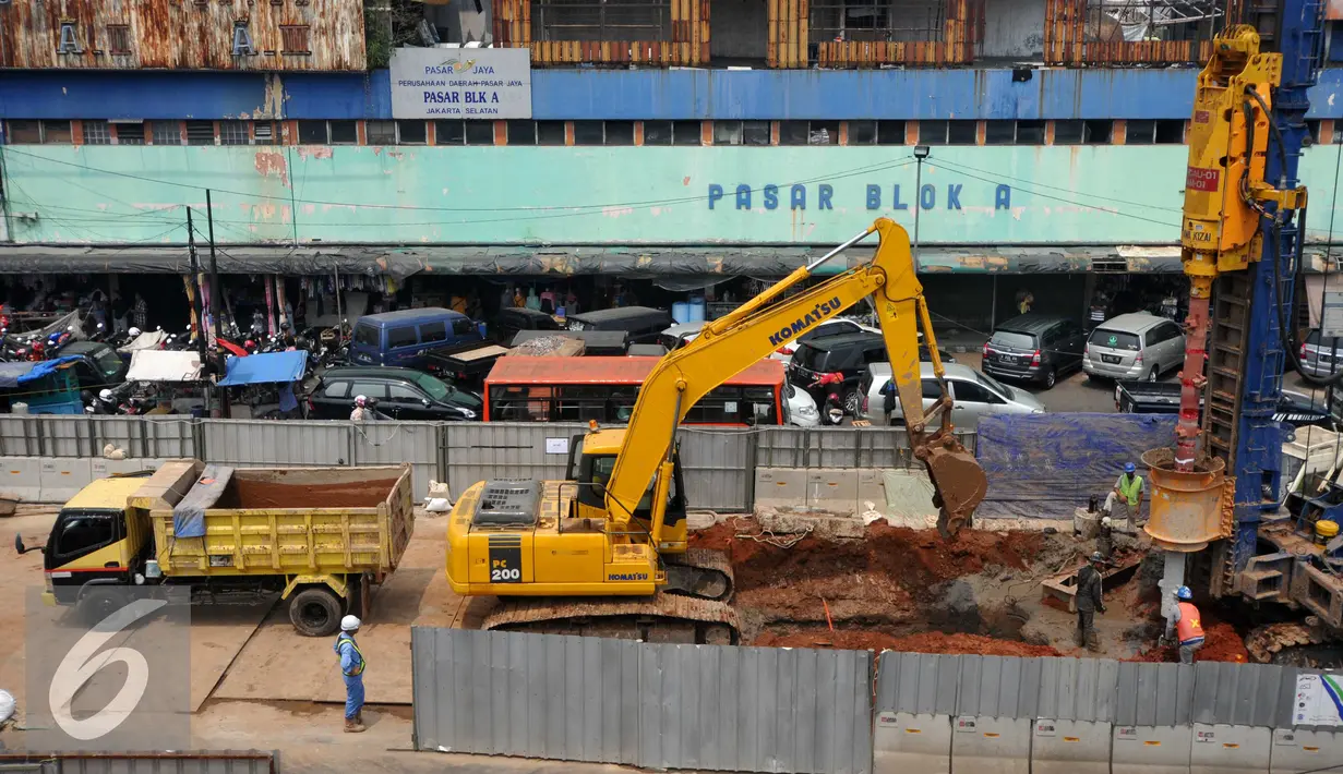 Suasana diluar Pasar Blok A pada hari terakhir relokasi pedagang, Jakarta, Selasa (27/10/2015). Pasar yang dibangun pada 1971 akan dibangun menjadi pasar modern, hotel, dan stasiun angkutan massal cepat (MRT). (Liputan6.com/Helmi Afandi)