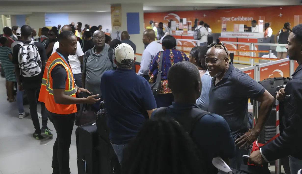 Bandara internasional utama Haiti dibuka kembali pada hari Senin untuk pertama kalinya dalam hampir tiga bulan terakhir setelah kekerasan geng yang tak kunjung reda memaksa pihak berwenang untuk menutupnya. (AP Photo/Odelyn Joseph)