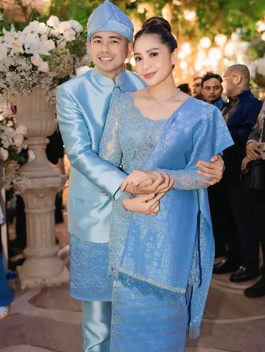 Sementara itu, Nagita Slavina mengenakan kebaya brokat yang dibuat oleh Didiet Maulana Didiet Maulana. Dipadukan kain songket dan bawahan serasi. [@wanda_haraa]