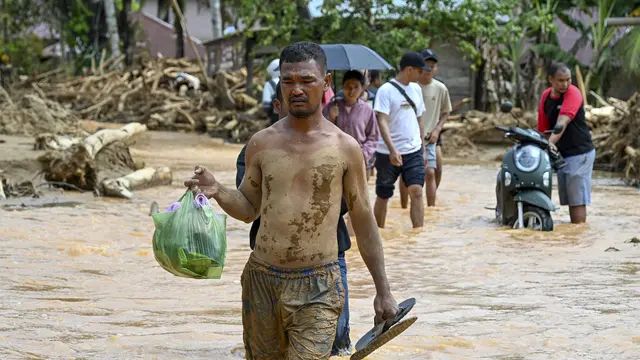 Banjir Sumatera: Penampakan Tumpukan Kayu Gelondongan di Desa Tukka Tapanuli Tengah