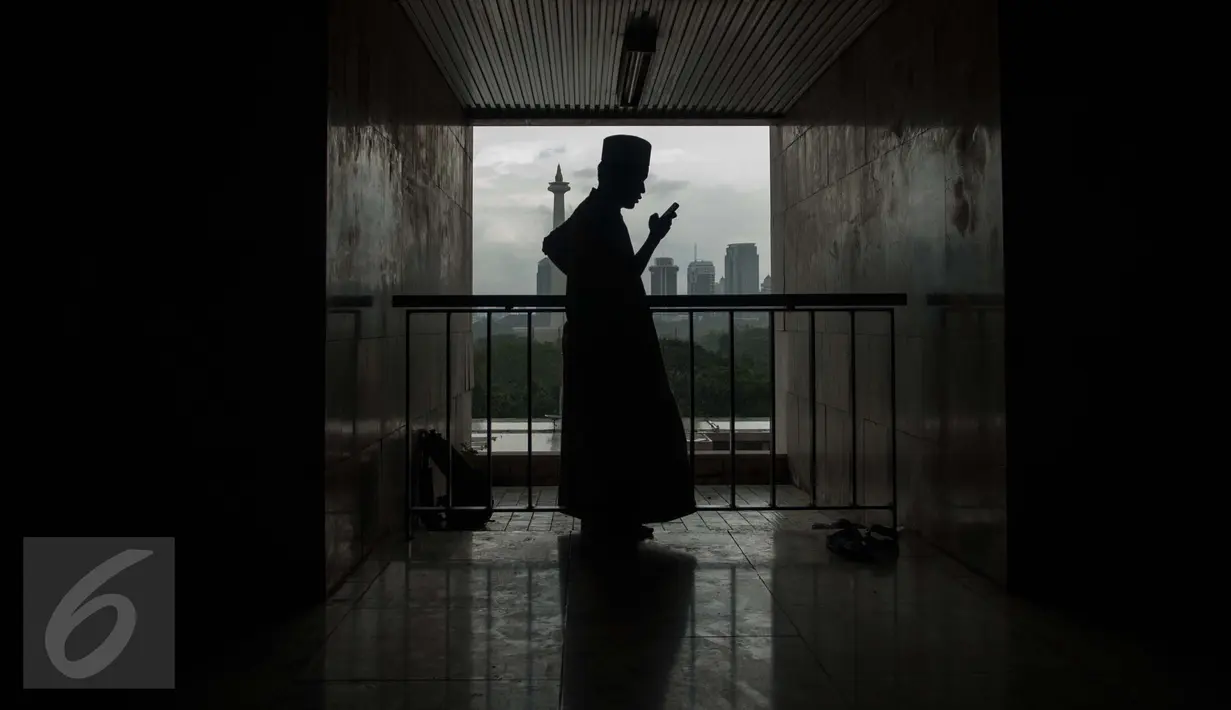 Massa saat beraktivitas di Masjid Istiqlal, Jakarta, Jumat (31/3). Mereka berencana menggelar aksi 31 Maret di depan Istana Merdeka siang nanti. (Liputan6.com/Gempur M Surya)