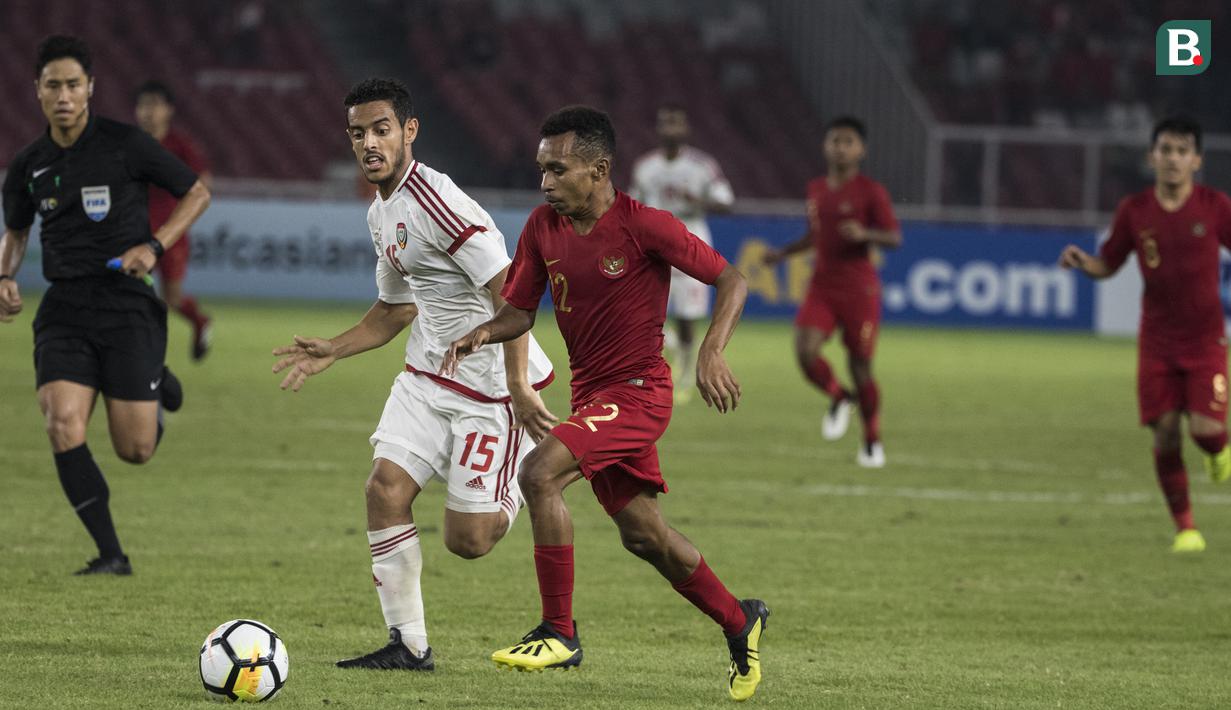 Gelandang Timnas Indonesia, Todd Rivaldo, berusaha melewati bek UEA, Mansor Alharbi, pada laga AFC U-19 Championship di SUGBK, Jakarta, Selasa (24/10). Indonesia menang 1-0 atas UEA. (Bola.com/Vitalis Yogi Trisna)