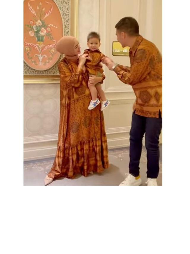 7 Gaya Citra Kirana, Rezky Aditya dan Baby Athar Pakai Baju Couple, Kompak Banget