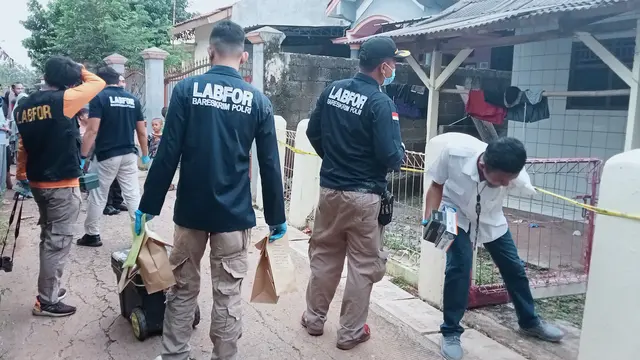 Puslabfor Mabes Polri mengecek kediaman satu keluarga yang diduga keracunan di Ciketing Udik, Bantargebang, Kota Bekasi.