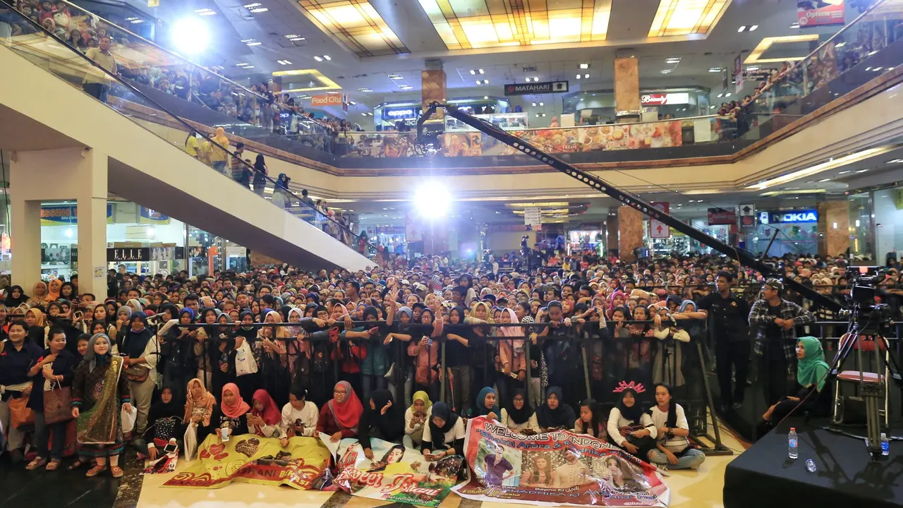 [Bintang] Sejak Pagi Fans Jejali Venue Meet and Greet Ranveer dan Ishani
