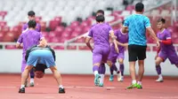 Pelatih Timnas Vietnam, Park Hang-seo ikut melakukan pemanasan saat latihan resmi menjelang laga semifinal Piala AFF 2022 melawan Timnas Indonesia yang berlangsung di Stadion Utama Gelora Bung Karno (SUGBK), Jakarta, Kamis (05/01/2023). (Bola.com/Bagaskara Lazuardi)