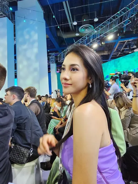 Anya membawa beberapa set outfit dengan shade warna ungu dan lilac. [Instagram @anyageraldine]