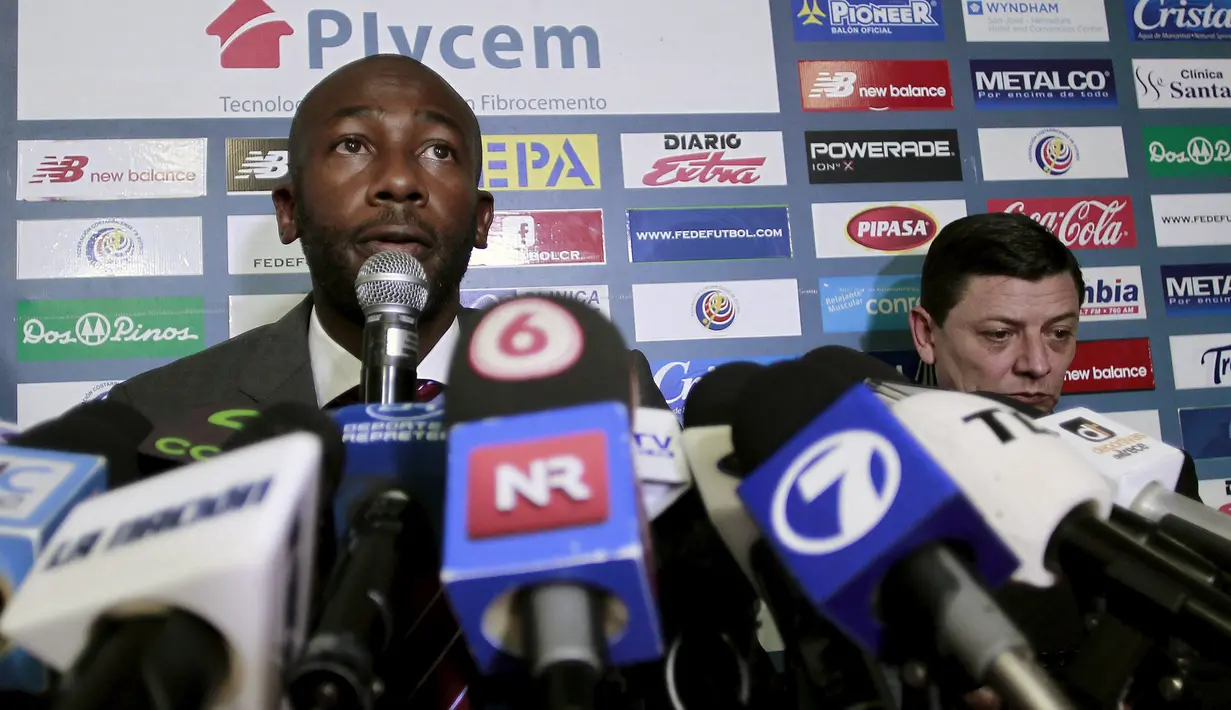 Pelatih timnas Kosta Rika, Paulo Wanchope saat konferensi pers pengunduran dirinya di kota Belen de Heredia,12 Agustus 2015. Pengunduran diri Wanchope usai dirinya terlibat baku hantam saat kualifikasi Olimpiade melawan Panama. (REUTERS/Juan Carlos Ulate)