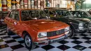 Foto yang diambil pada 14 Oktober 2025 ini menunjukkan Peugeot 504 GL tahun 1975 di Museum Mobil Antik Kebon, Bali. Koleksinya tidak main-main, dari mobil Plymouth tahun 1948 milik Ibu Negara Fatmawati, hingga Ford Model T biru buatan Amerika dari tahun 1917. (Dicky Bisinglasi/AFP)