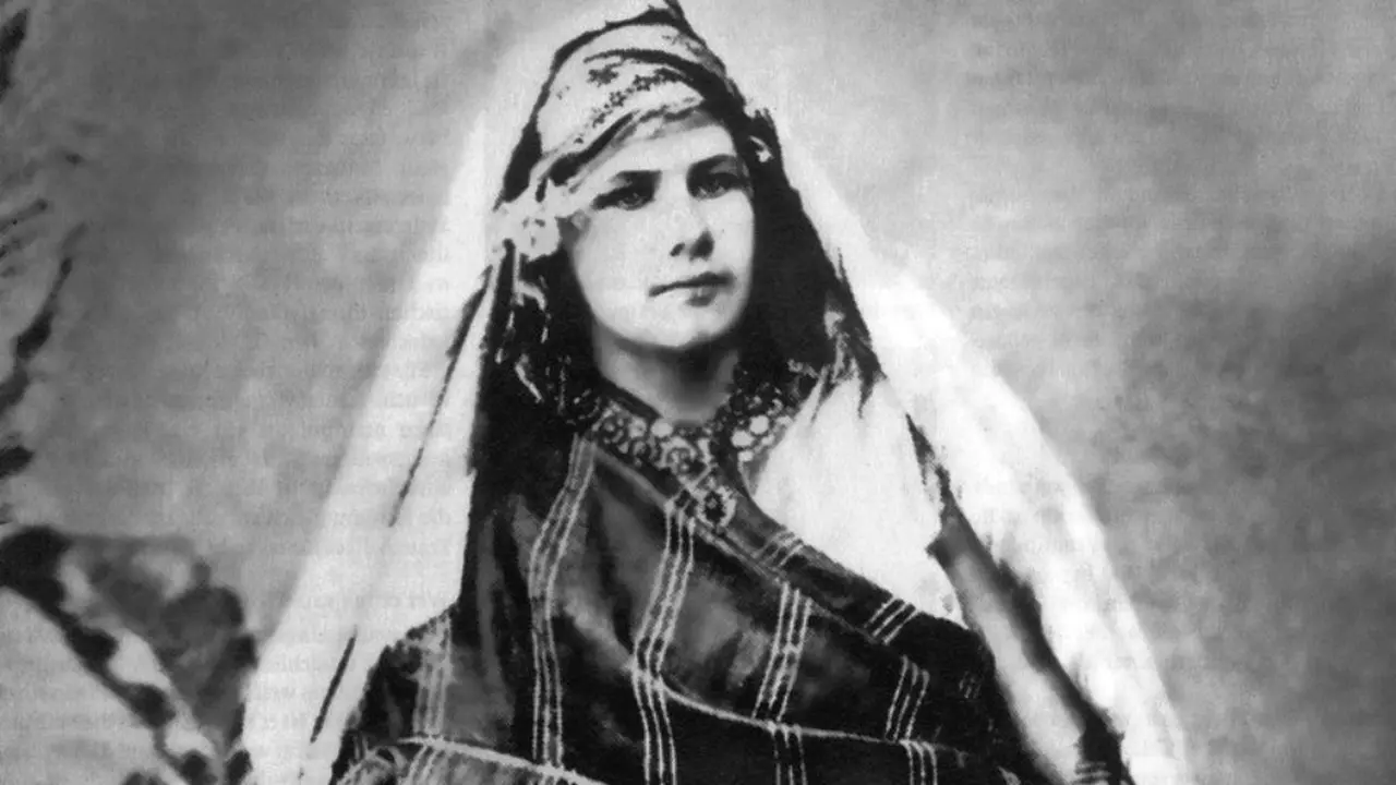 Isabelle Eberhardt berpetualang ke tanah jauh di Aljazair.