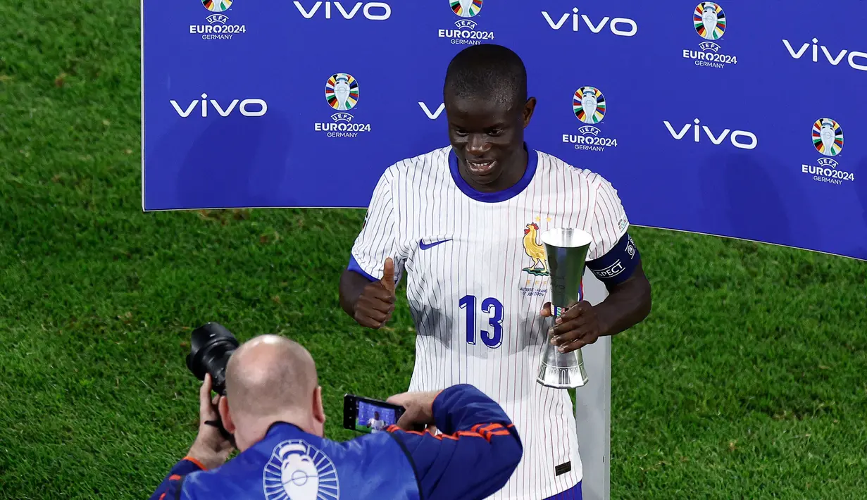 Pemain Prancis, N'Golo Kante berpose di depan fotografer saat mendapatkan penghargaan Man of The Match setelah laga Grup D Euro 2024 melawan Austria di Duesseldorf Arena, Duesseldorf, Jerman, Selasa (18/06/2024) WIB. (AFP/Kenzo Tribouillard)