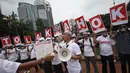 Massa dari Indonesia Bergerak berorasi untuk menolak Gubernur DKI, Basuki Tjahaja Purnama (Ahok) di Patung Arjuna Wiwaha, Jakarta, Kamis (22/9). Mereka membubuhkan cap jempol menggunakan darah sebagai simbol penolakannya. (Liputan6.com/Immanuel Antonius)