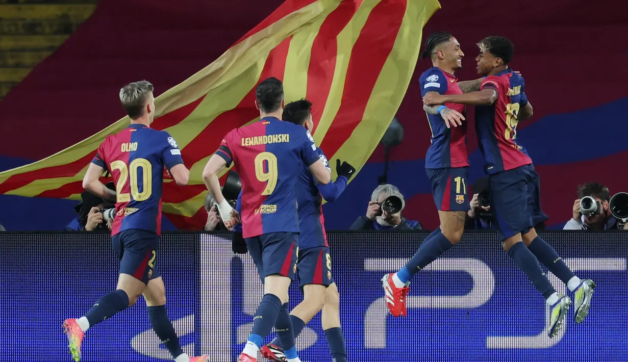 Penyerang Barcelona, Raphinha (kedua kanan) bersama Lamine Yamal saat merayakan gol yang tercipta pada laga leg kedua 16 besar Liga Champions 2024/2025 melawan SL Benfica di Estadi Olimpic Lluis Companys, Barcelona, 11 Maret 2025 waktu setempat atau Rabu (12/3/2025) dini hari WIB. (LLUIS GENE/AFP)