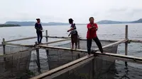 Keramba ikan di pinggiran Danau Sentani. (Liputan6.com/Katharina Janur)