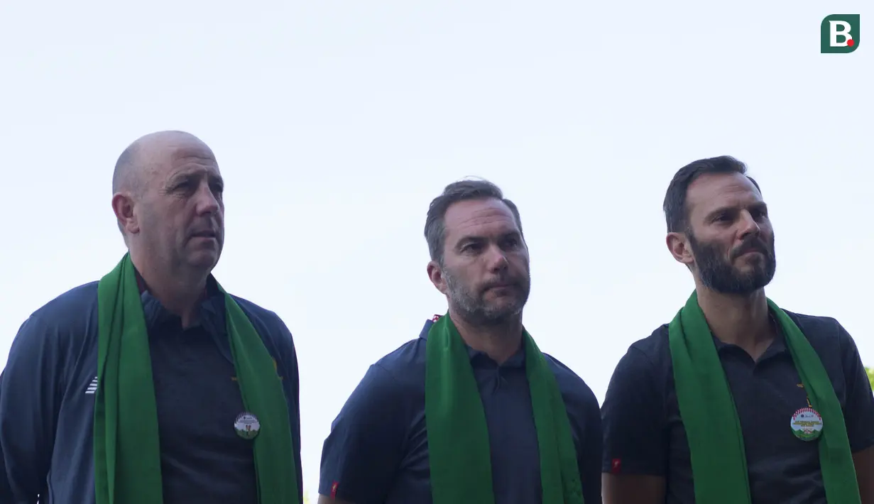 Legenda Liverpool, Gary McAllister, Jason McAteer dan Patrik Berger saat mengunjungi Pusat Perkampungan Budaya Betawi di Setu Babakan, Jakarta, Jumat (9/3/2018). Kegiatan ini dalam rangkaian LFC World Tour Jakarta. (Bola.com/Asprilla Dwi Adha)