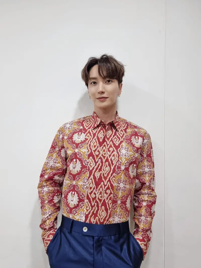 6 Potret Leeteuk dan Yesung Super Junior Pakai Batik Rancangan Ridwan Kamil, Curi Perhatian