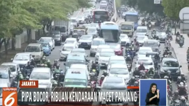 Antrean panjang kendaraan dari arah Kampung Melayu tersendat akibat proyek perbaikan pipa air baku Perum Jasa Tirta Dua yang bocor di median jalan.