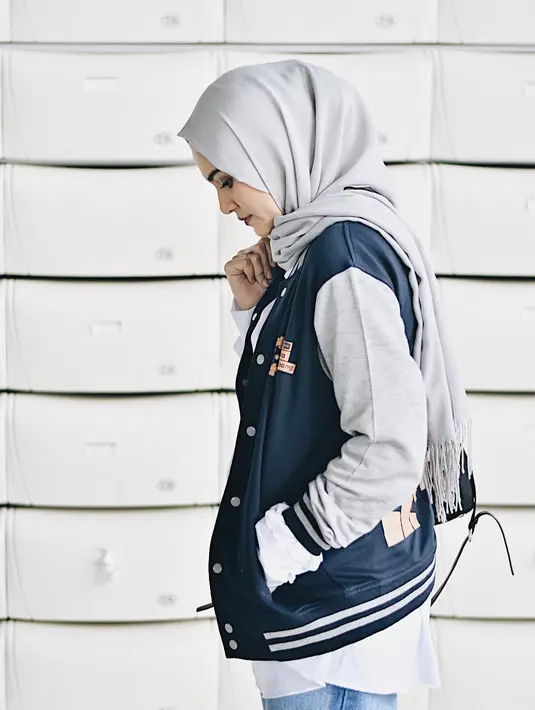 Istri Prabu Revolusi ini pun juga sering banget tampil sporty. Seperti kali ini, Zee Zee yang mengenakan jaket baseballnya pun terlihat kece banget. Ia memadukannya dengan pashmina berwarna abu-abu. (Instagram/zeezeeshahab)