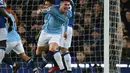 Selebrasi gol Aymeric Laporte usai mencetak gol ke gawang Everton pada laga lanjutan Premier League yang berlangsung di stadion Goodison Park, Liverpool, Kamis (7/2). Manchester City menang 2-0 atas Everton. (AFP/Paul Ellis)