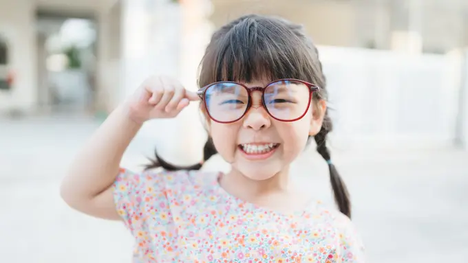 anak perempuan kecil kacamata