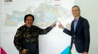 Didi Petet menunjukkan letak Paviliun Indonesia di Milan Expo 2015. (www.expo2015.org)