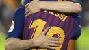 Gelandang Barcelona, Andres Iniesta, memuluk Lionel Messi saat melawan Real Sociedad pada laga La Liga Spanyol di Stadion Camp Nou, Barcelona, Minggu (20/5/2018). Dirinya berpisah dengan klub yang 22 tahun telah dibela. (AFP/Lluis Gene)
